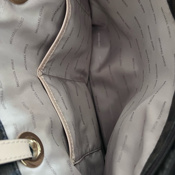 Authentic Michael Kors tote like new - Picture 4 of 10